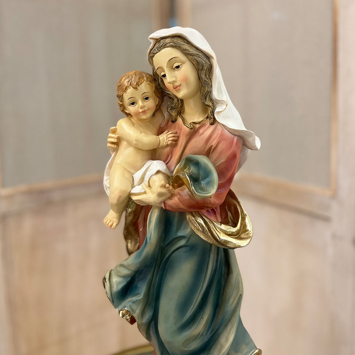 Virgen con Niño Sobre Peana